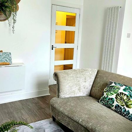 The Ferns - Shared Garden Apartment With Parking Darvel Kültér fotó