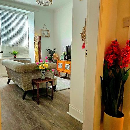 The Ferns - Shared Garden Apartment With Parking Darvel Kültér fotó